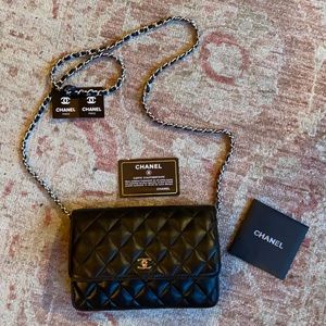 QUILTED PURSE WITH CC ON FRONT